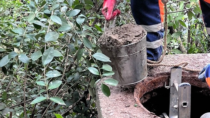 В Сочи местные жители свалили строительный мусор в коллектор и забетонировали его