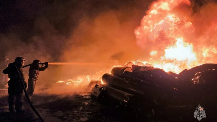 Горят цистерны: в Свердловской области 20 вагонов поезда сошли с рельсов