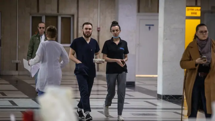 Минздрав разрешит родным круглосуточно ухаживать за больными в стационарах