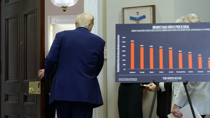 Символизирует божественное вмешательство: Трамп украсил кабинет статуэткой с покушением на себя