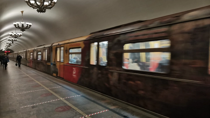 Москвичам раздают бесплатную воду в метро, чтобы можно было освежиться в жару