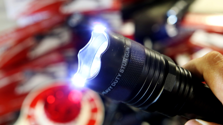 Детей воспитывали электрошокером? На Ставрополье мать заметила странные следы на теле ребёнка