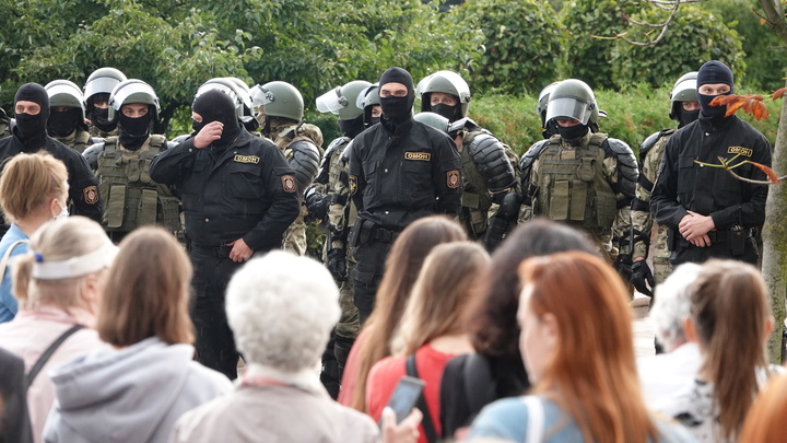 Россия - враг и субботнее позорище: Против силовиков в Минске вышли принцесски