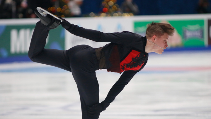 Фигуриста вынесли с шоу Плющенко на носилках: Момент падения попал на видео