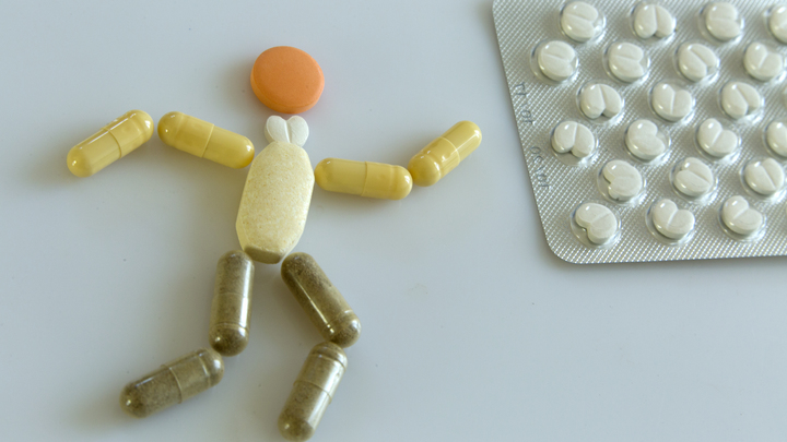 Должны лечить, а в итоге убивают: что будет, если принимать антибиотики, БАДы без назначения врача