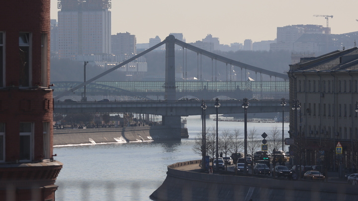 Девушка в одном нижнем белье спрыгнула с Крымского моста в Москву-реку