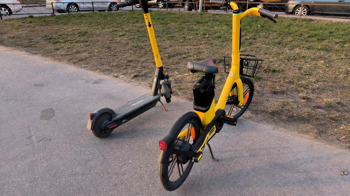 В Екатеринбурге двое самокатчиков сбили на переходе пожилую женщину