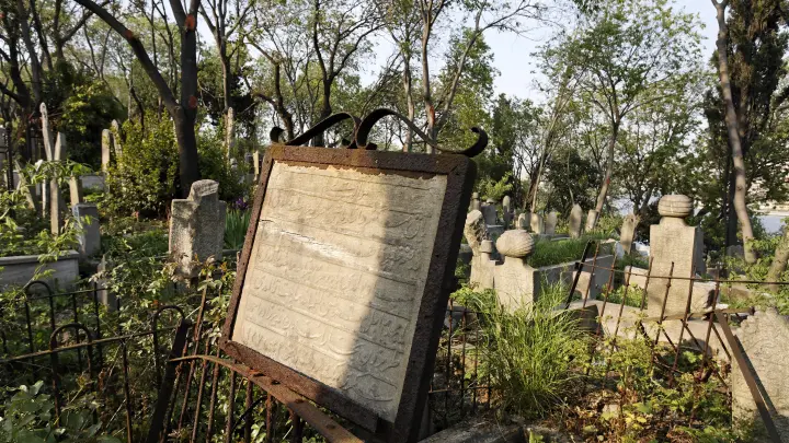 Турецкая полиция ищет блогерш из России и Украины за фотосессию в нижнем белье на кладбище