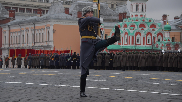 Региональный демарш? В отказе губернаторов проводить парад 24 июня увидели вызов
