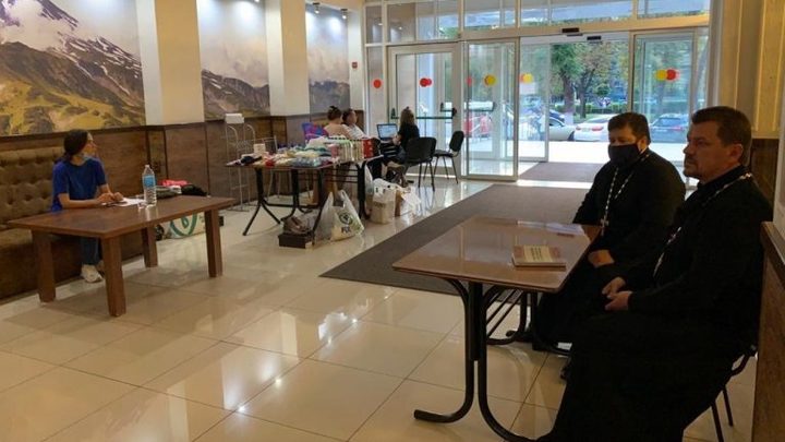 Cвященники помогают жильцам, пострадавшим в жилом доме в Краснодаре