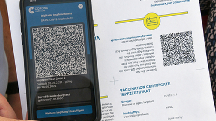 Чиновники поставили вакцинированных русских в безвыходное положение. QR-код не положен