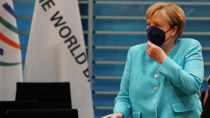 На прощание Меркель из Украины выпустили истеричное послание