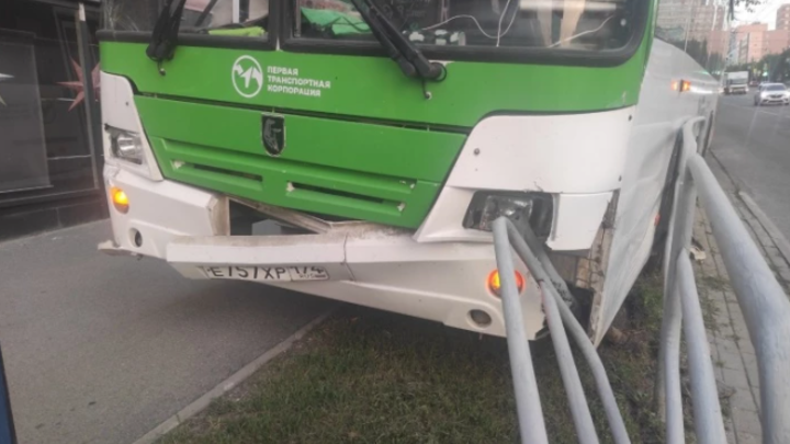 В Челябинске автобус вылетел на тротуар, снеся ограждение