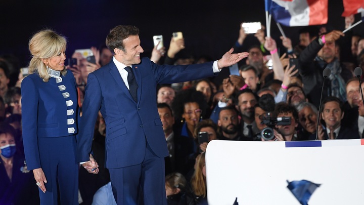 Неудобное фото Макрона после победы на выборах. Кто спонсор президента Франции?