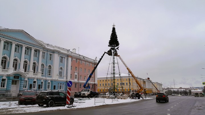 На площади Минина и Пожарского началась установка главной новогодней ёлки
