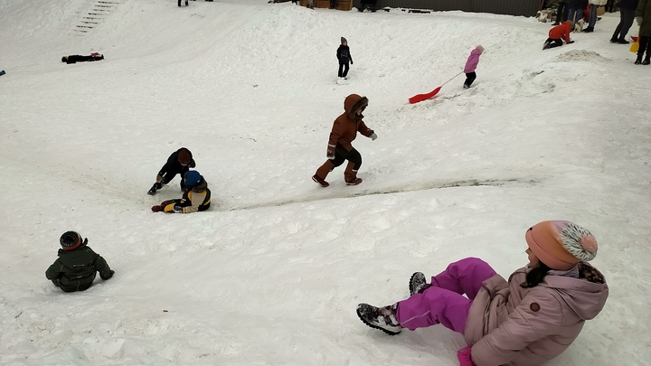 Весело и безопасно. Травматолог рассказал, как собрать ребёнка на ледяную горку