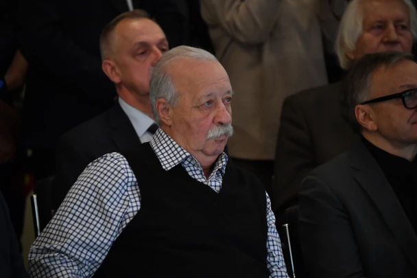 Тайна останется тайной: Якубович со скандалом ушёл со съёмок. За ведущим с криками бежали операторы и комик