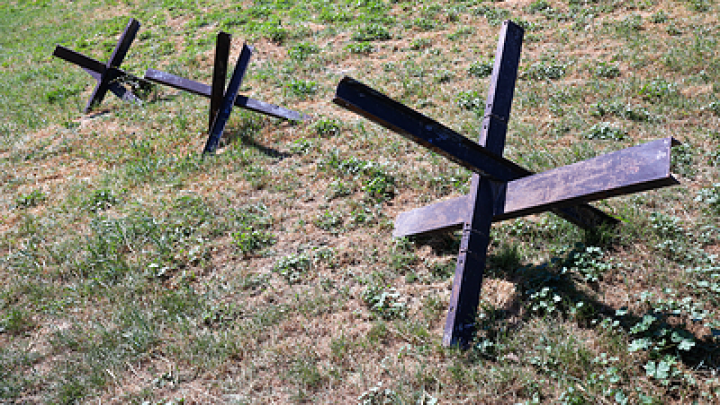 Трассу на границе Украины и Белоруссии завалили валунами и противотанковыми ежами