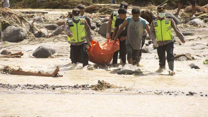 Число жертв наводнения в Индонезии увеличилось до 417 человек
