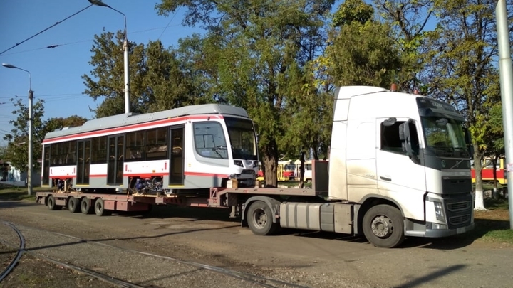 В Краснодар доставили 23-й новый трамвай из партии 2020 года