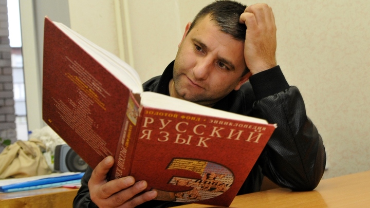 Доходит до скандалов: Депутат Госдумы объяснил настойчивость Путина в вопросе русского языка для мигрантов
