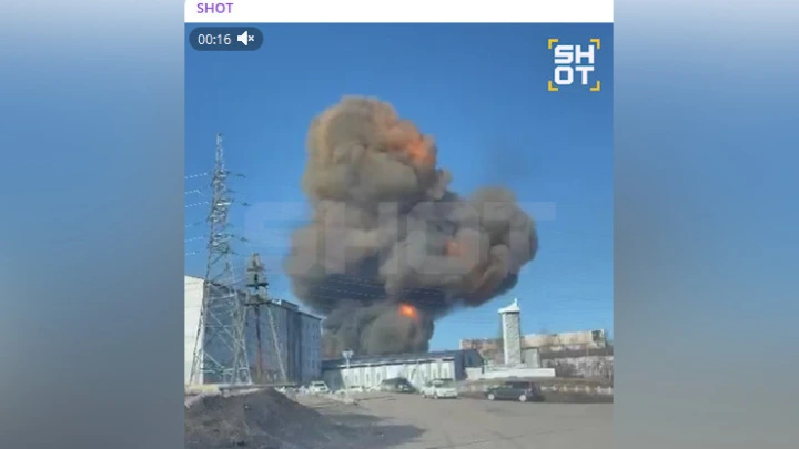 Очевидцы сняли на видео страшный взрыв и пожар на обогатительной фабрике в Якутии
