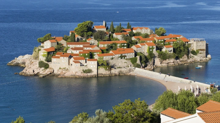 Виноваты русские и украинцы: почему Черногория закрывает «безвизовый рай»