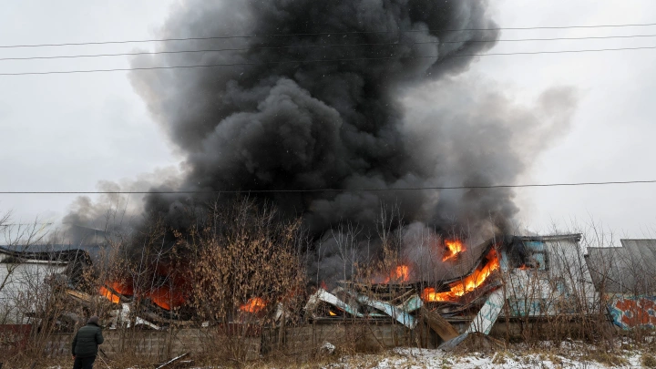 Сильный пожар в Перми: полыхает склад