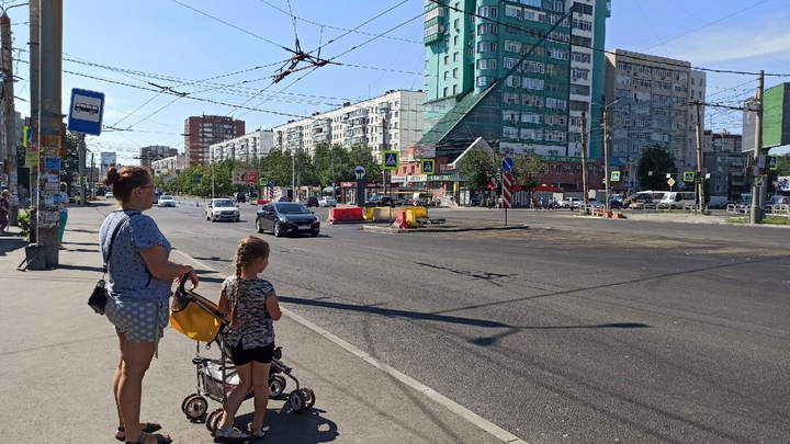 В Челябинске электроопора упала на проезжую часть из-за троллейбуса