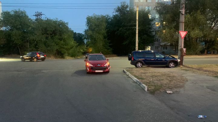 В Сызрани Лада врезалась в столб после столкновения с иномаркой