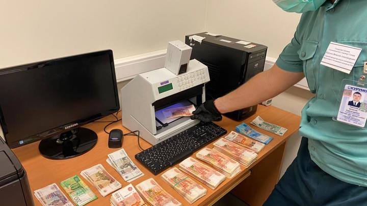 В самарском аэропорту Курумоч задержали валютного контрабандиста