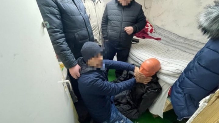 В Новосибирске мужчина задушил подругу шарфом и лёг спать