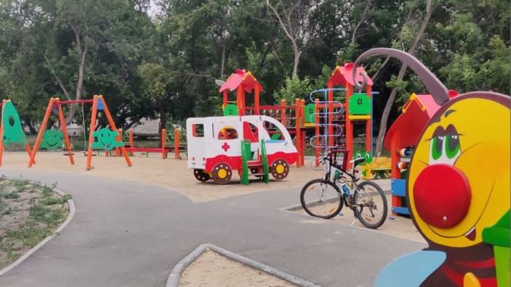 Негде присесть: в Кургане в новом сквере еще долго не будет скамеек