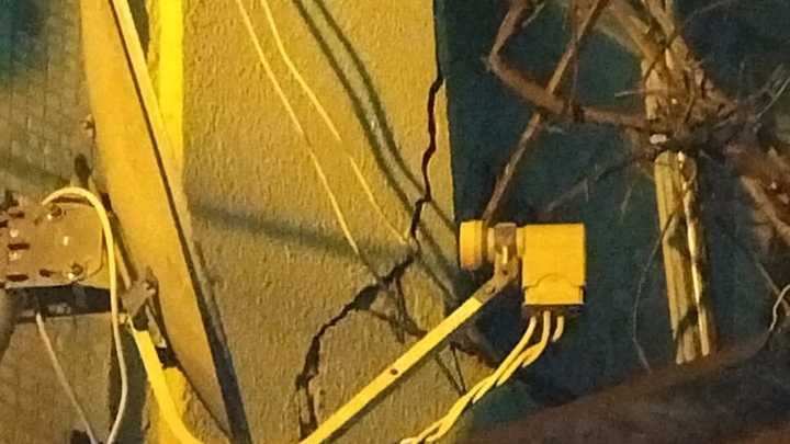 Жители Сочи показали, с какой скоростью разрушается дом, под которым просел грунт