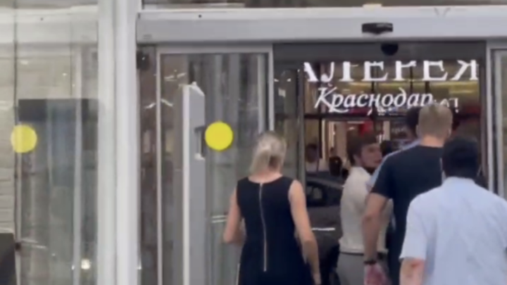 В ТРЦ  Галерея Краснодар посетитель избил двух охранников