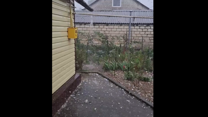 В Мостовском районе град размером с куриное яйцо пробил крыши и оборвал провода