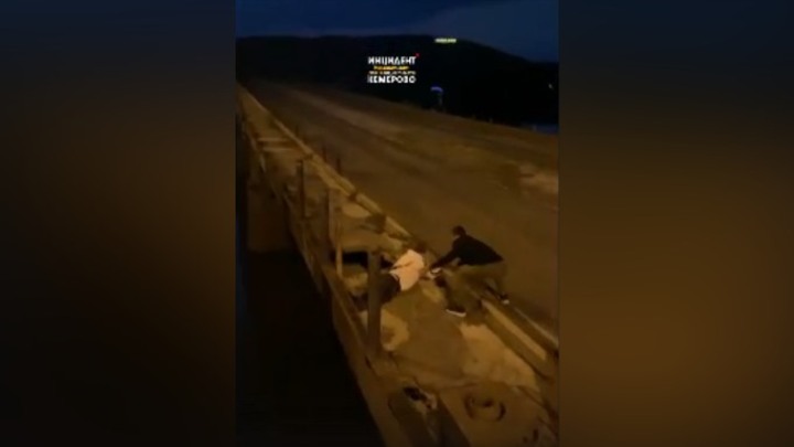 В Кемерове мужчина спрыгнул ночью с Кузнецкого моста