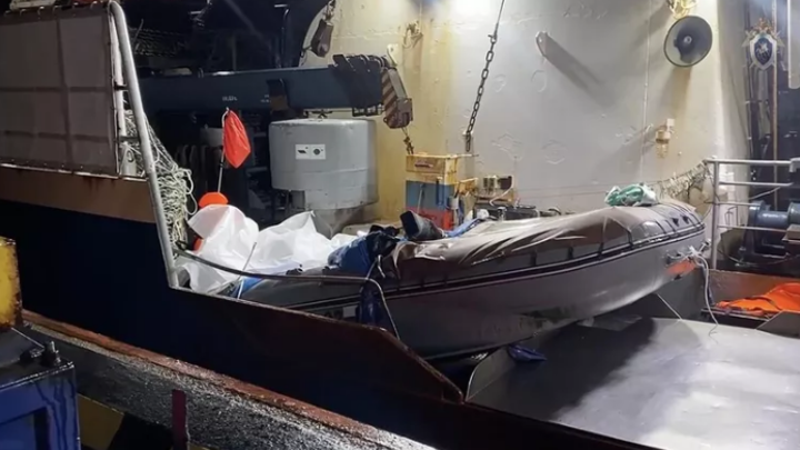 СК провёл осмотр катамарана, на котором мужчина дрейфовал в Охотском море
