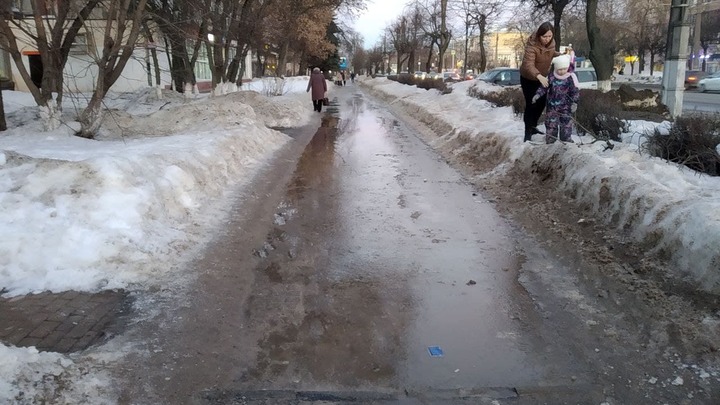 Поплыли! Талый снег затапливает владимирские дороги и тротуары