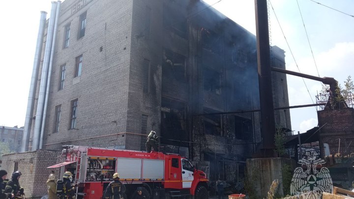 Мощный пожар случился в четырёхэтажном здании в Нижнем Новгороде