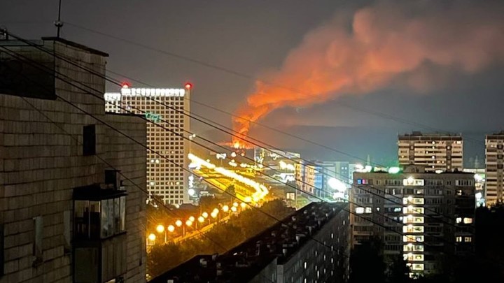 В Екатеринбурге прогремел взрыв и начался пожар на площади в 250 кв.м