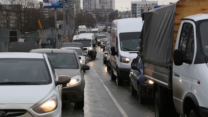 Рабочая неделя в Челябинске началась с 8-балльных пробок