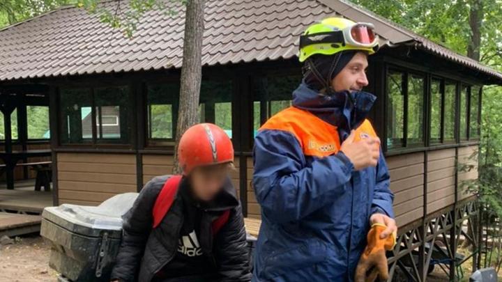 Спасатели эвакуировали на Таганае 2 подростков с жаром и женщину с травмой