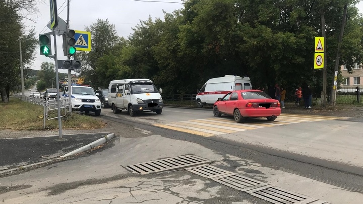 Иномарка сбила школьницу в Миассе на пешеходном переходе