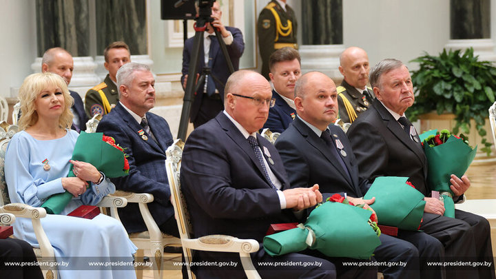 Лукашенко торжественно вручил государственную награду школьнику из 8 класса