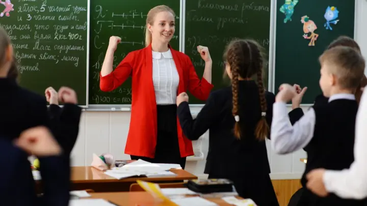 В России хотят повысить престижность профессии учителя: оклад 70% от зарплаты