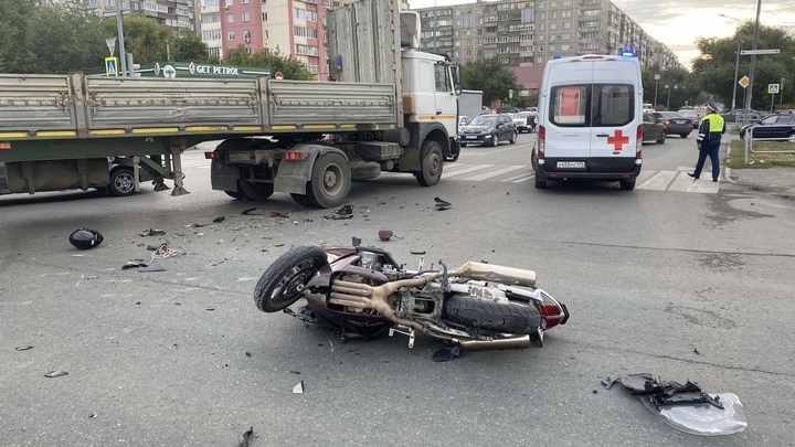 В Челябинске столкнулись грузовик и мотоцикл