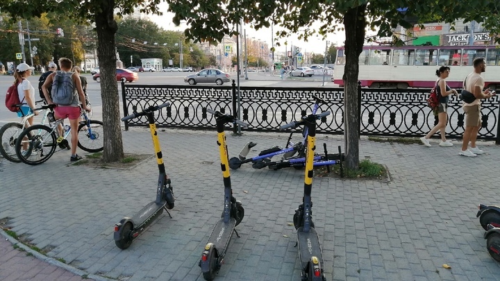 Двое подростков на одном электросамокате попали под машину