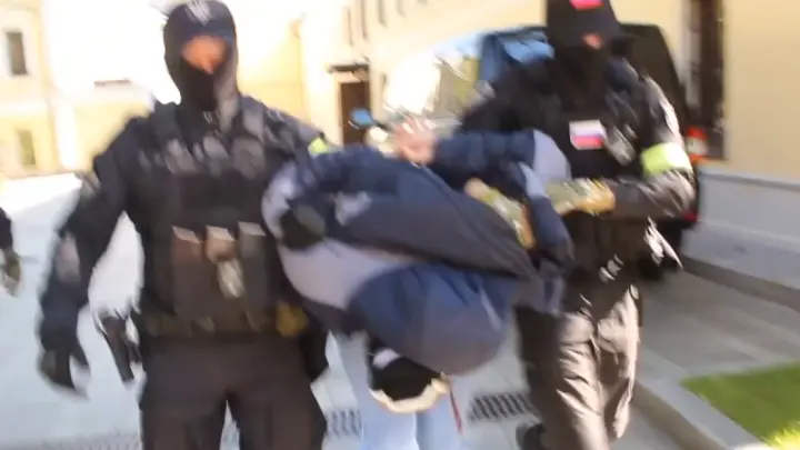 ФСБ показала видео с задержанием в Климовске подозреваемого в госизмене