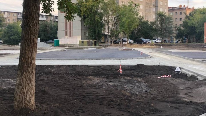 В песочнице нового челябинского сквера закопают скелет динозавра